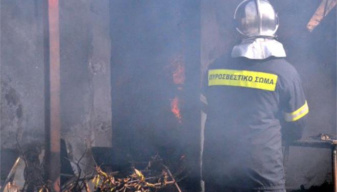 Ολονύκτια επιχείρηση για την κατάσβεση πυρκαγιάς σε μάντρα ελαστικών στη Λάρισα