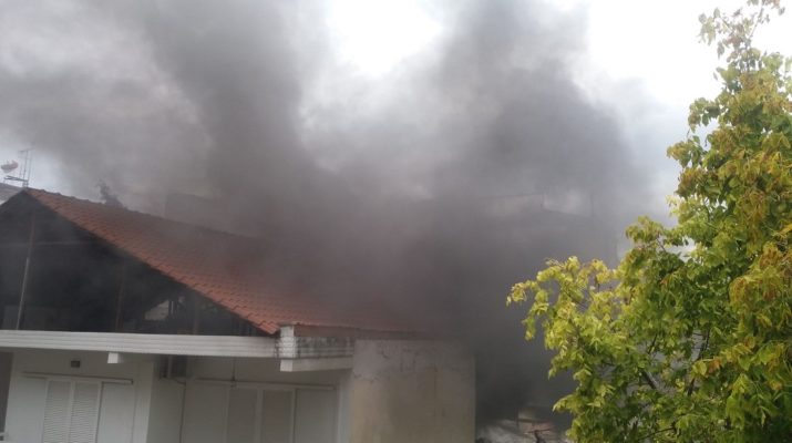 Σοβαρές ζημιές από φωτιά σε μονοκατοικία στη Λάρισα