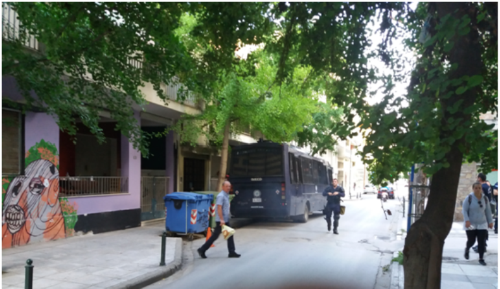 Kλούβα της Αστυνομίας περιφρουρεί το σπίτι που είχε καταληφθεί από αντιεξουσιαστές 