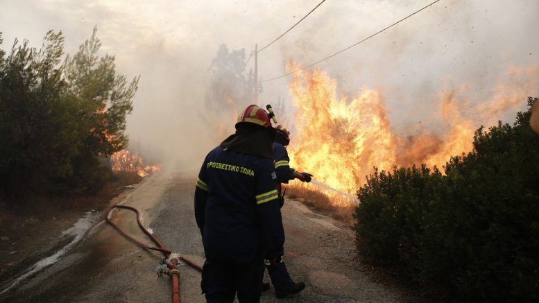 Λαρισαίοι πυροσβέστες στη μάχη με τις φλόγες στην Αττική