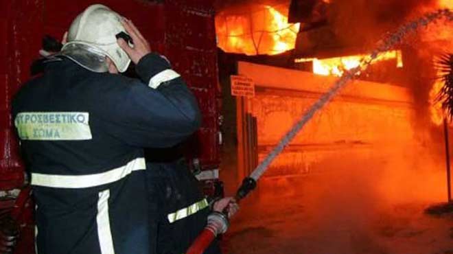 Στις φλόγες τυλίχθηκε μονοκατοικία, κινδύνευσε να καεί μια 65χρονη Λαρισαία 