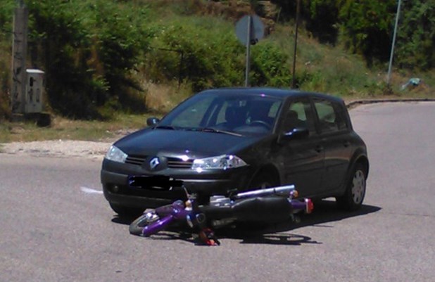 Γυναίκα με μηχανάκι τραυματίστηκε σε τροχαίο στη Λάρισα 