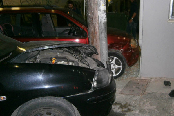 Αυτοκίνητο έπεσε σε κολόνα φωτισμού – Άγιο είχε ο οδηγός