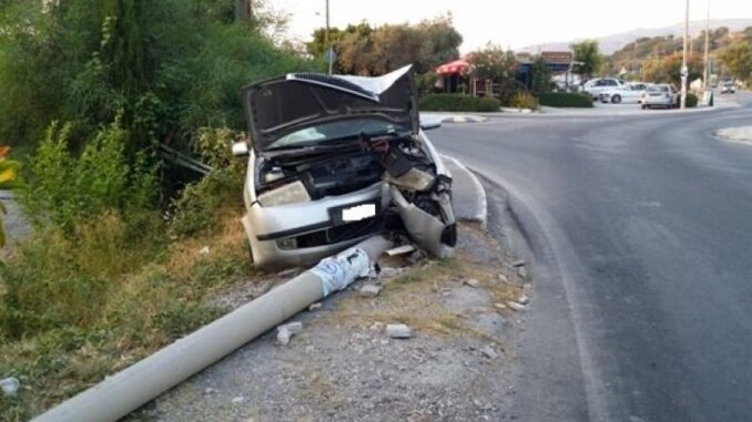 Aυτοκίνητο έπεσε σε κολώνα της ΔΕΗ - Προκάλεσε διακοπή ρεύματος σε Φαλάνη και Αμπελώνα 