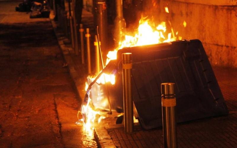 Χαραυγή Λάρισας: Άγνωστοι έβαλαν φωτιά σε 4 κάδους απορριμμάτων 