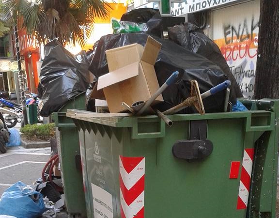 Απίστευτη κατάσταση με τα σκουπίδια στο κέντρο της Λάρισας (ΕΙΚΟΝΕΣ)