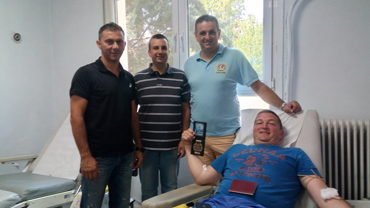 Λάρισα: Σέρβος αστυνομικός έδωσε αίμα για τους πυρόπληκτους
