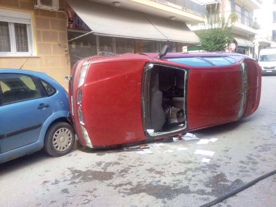 "Τούμπαρε" αυτοκίνητο στη Λάρισα