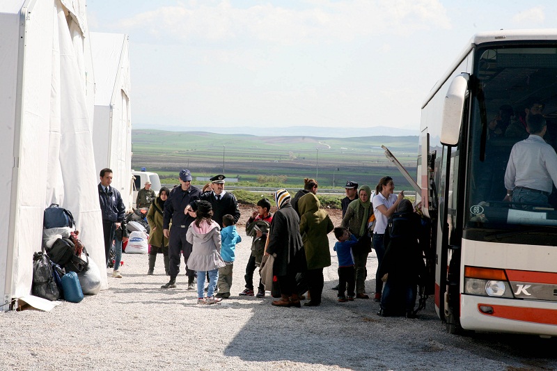 Πρόσφυγες στο "Ευθυμιόπουλος" αρνούνται να βγουν από τα λεωφορεία