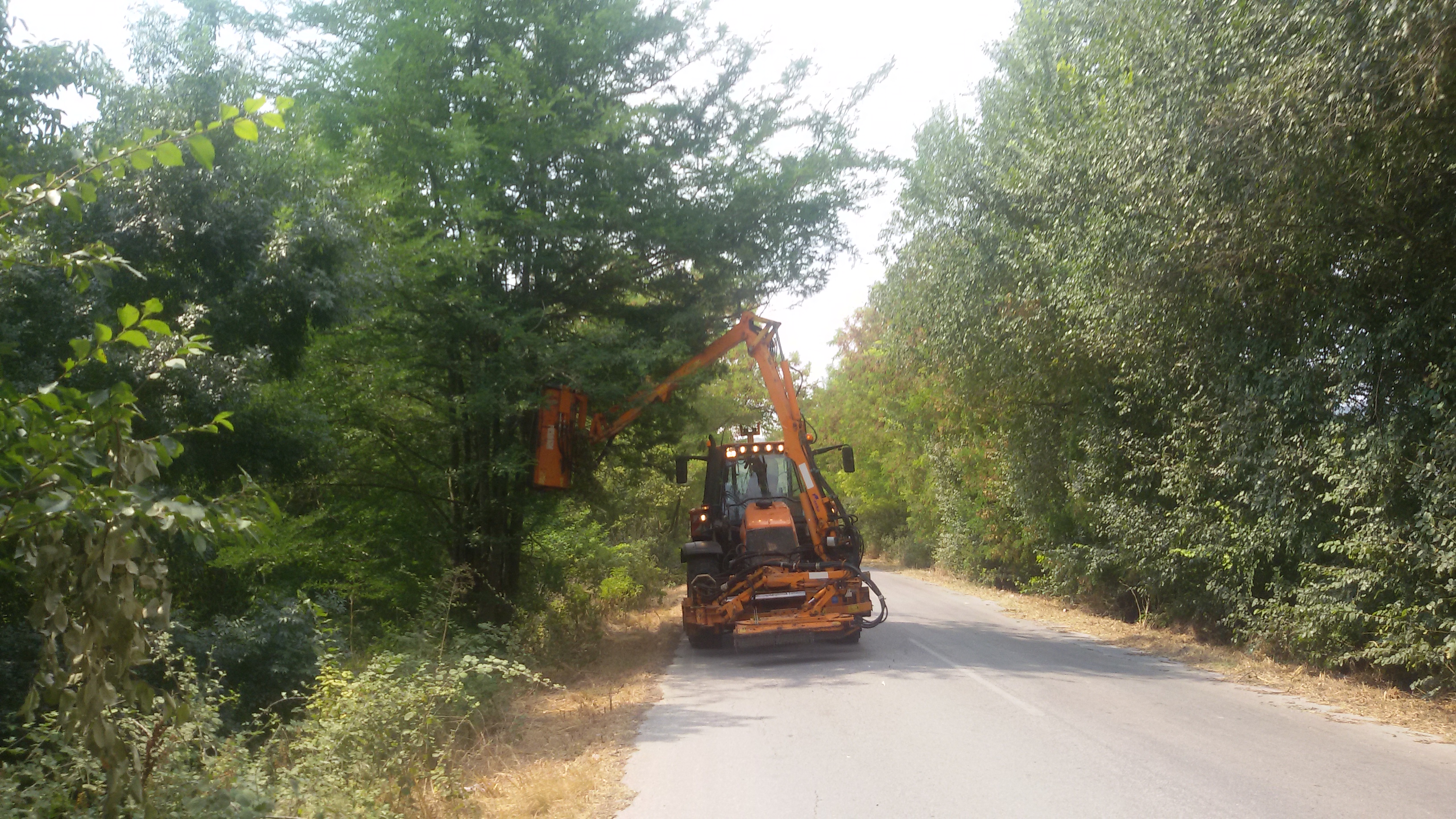 Κόβει τα χόρτα στο οδικό δίκτυο της Λάρισας η Περιφέρεια Θεσσαλίας