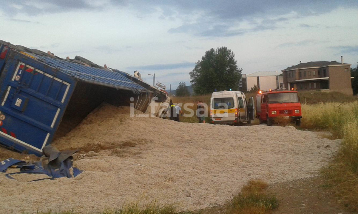 Φάρσαλα: Ανατράπηκε φορτηγό με βαμβακόσπορο (Βίντεο)
