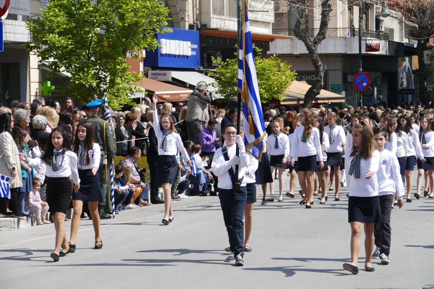 Με λιακάδα και χωρίς εκπρόσωπο της κυβέρνησης η παρέλαση στη Λάρισα