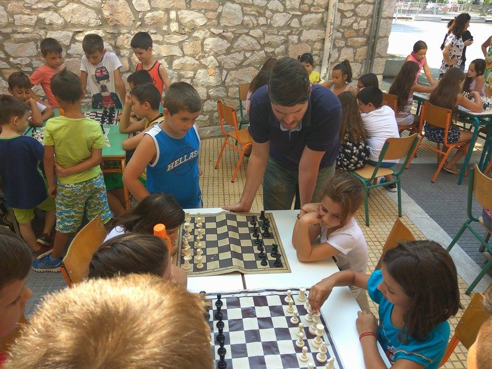 Οι μικροί κατασκηνωτές της Λάρισας μαθαίνουν σκάκι