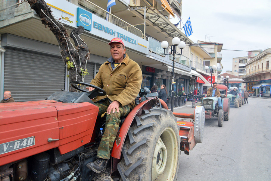 Στους δρόμους με τα τρακτέρ οι αγρότες στον Τύρναβο