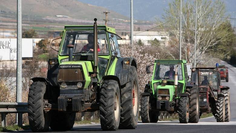Oι αγρότες βγάζουν τα τρακτέρ σε Πλατύκαμπο και Φάρσαλα 