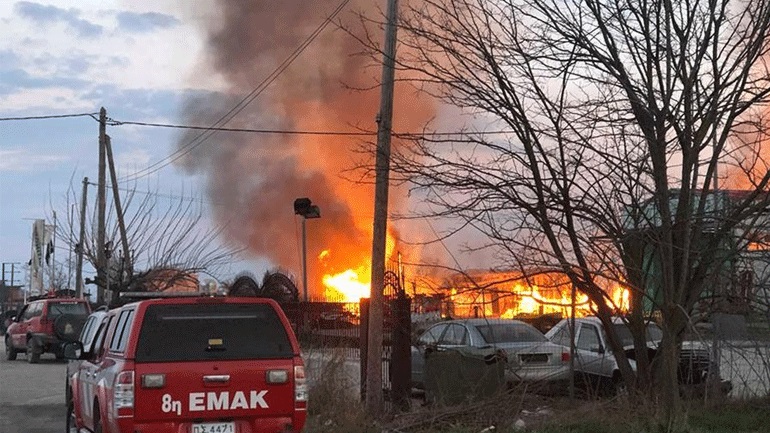 Καταστράφηκε ολοσχερώς το εργοστάσιο ξυλείας στη Λάρισας - Βόλου