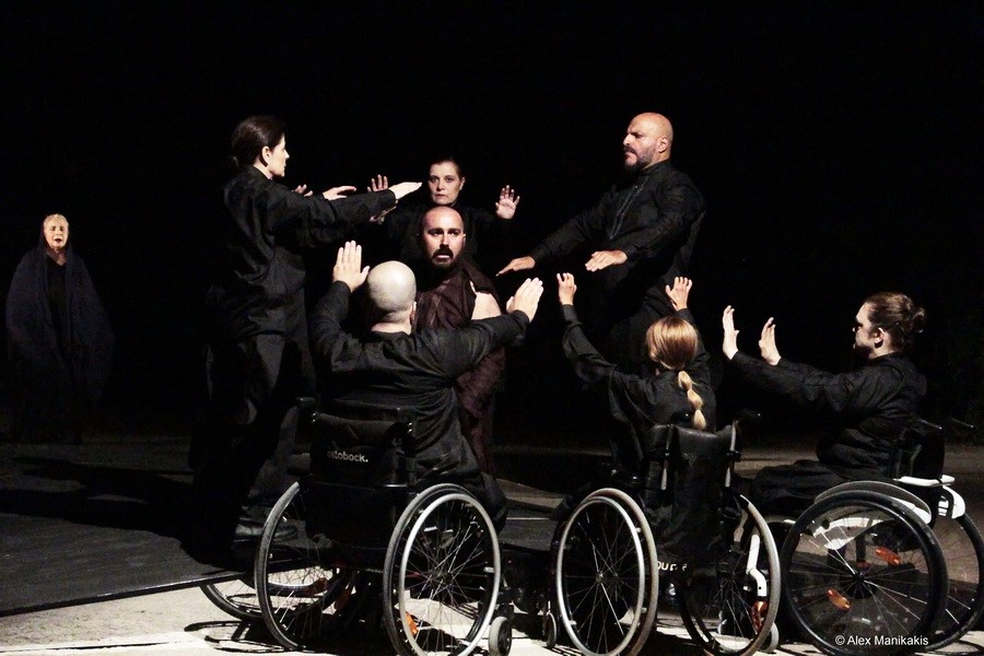 “Πέρσες” στο ΔΩΛ από το Θέατρο Ατόμων με Αναπηρία Κορυφαία Χορού η Γιώτα Βέη (EIKONEΣ)