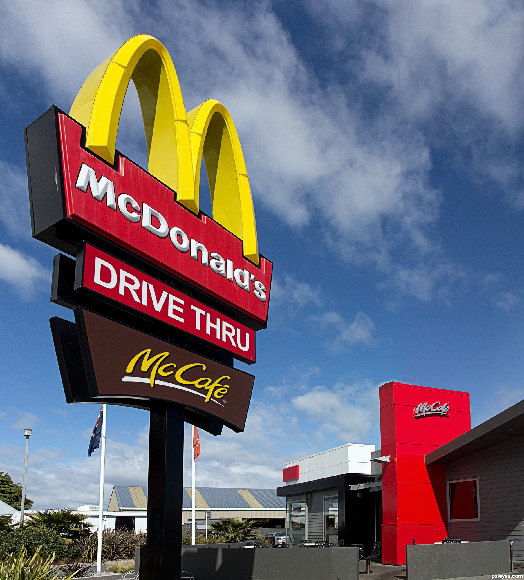 Το πρώτο Drive Thru στην επαρχία ετοιμάζει η MacDonald’s στη Λάρισα