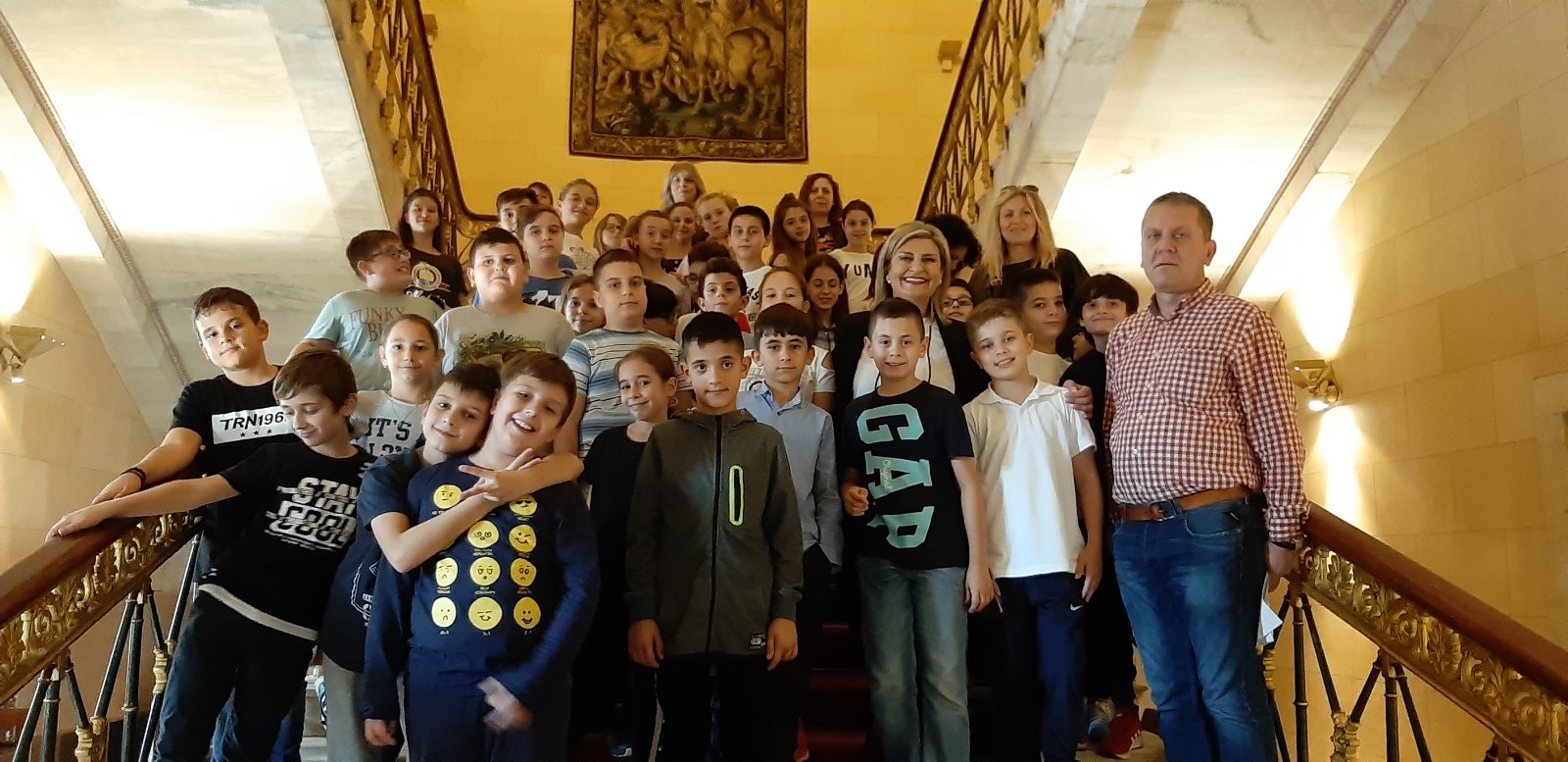 Τους αυριανούς πολίτες του 37ου Δημοτικού Σχολείου Λάρισας υποδέχθηκε η Ευαγγελία Λιακούλη στη Βουλή