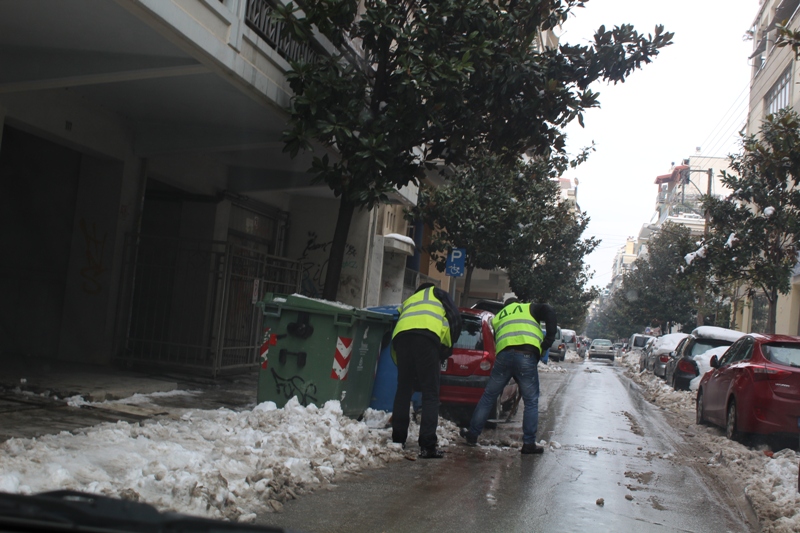 Προσπαθεί να καθαρίσει το χιόνι ο Δήμος Λαρισαίων (ΕΙΚΟΝΕΣ)