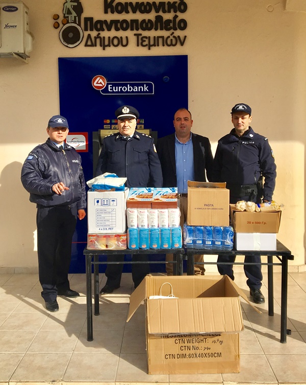 Δωρεά τροφίμων από τους αστυνομικούς του Δήμου Τεμπών στο Κοινωνικό Παντοπωλείο