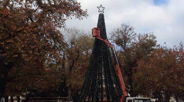 Έτοιμο το Χριστουγεννιάτικο Δέντρο στην κεντρική πλατεία της Λάρισας
