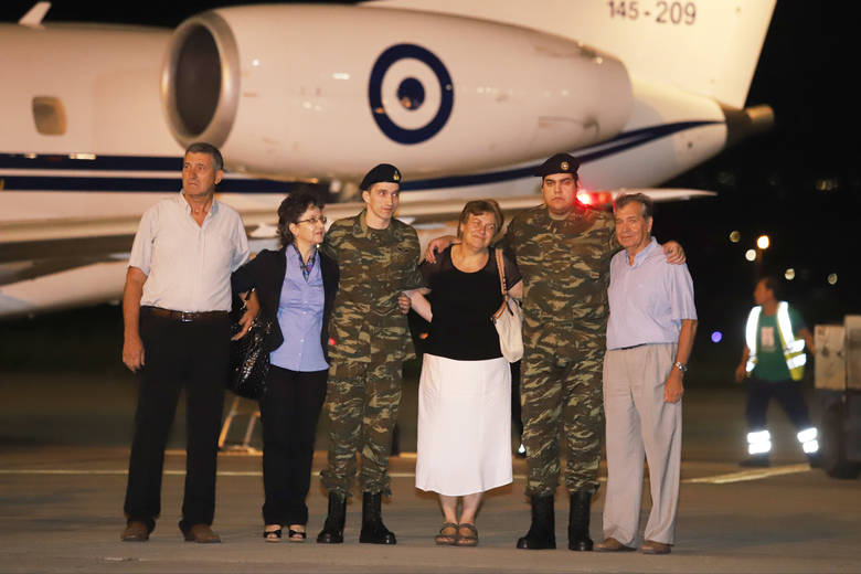 Έφτασαν στην Ελλάδα οι δύο Έλληνες στρατιωτικοί