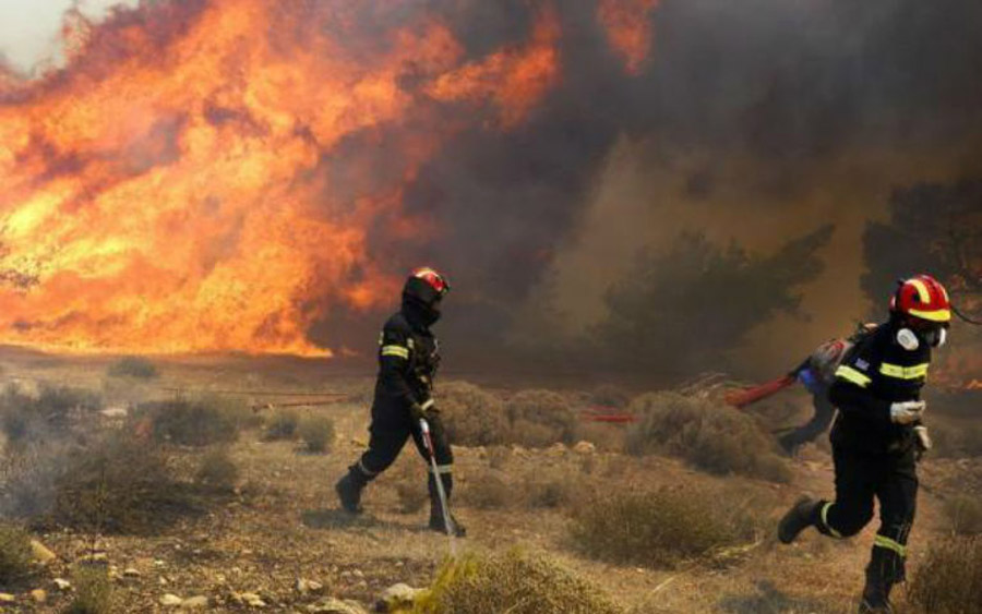 Μεγάλη καταστροφή μεταξύ Γόννων και Ροδιάς - Συνεχίζεται η πυρκαγιά το απόγευμα της Κυριακής