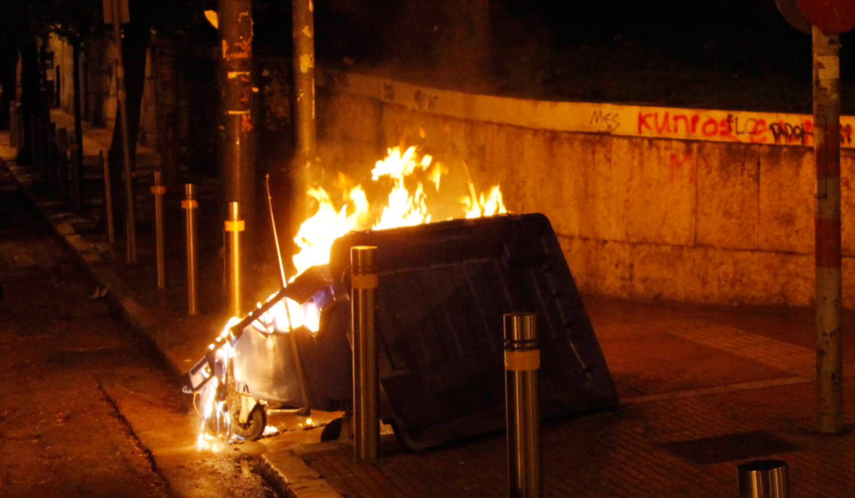 Νέα φωτιά σε κάδο στη Λάρισα - «Άρπαξε» και αυτοκίνητο