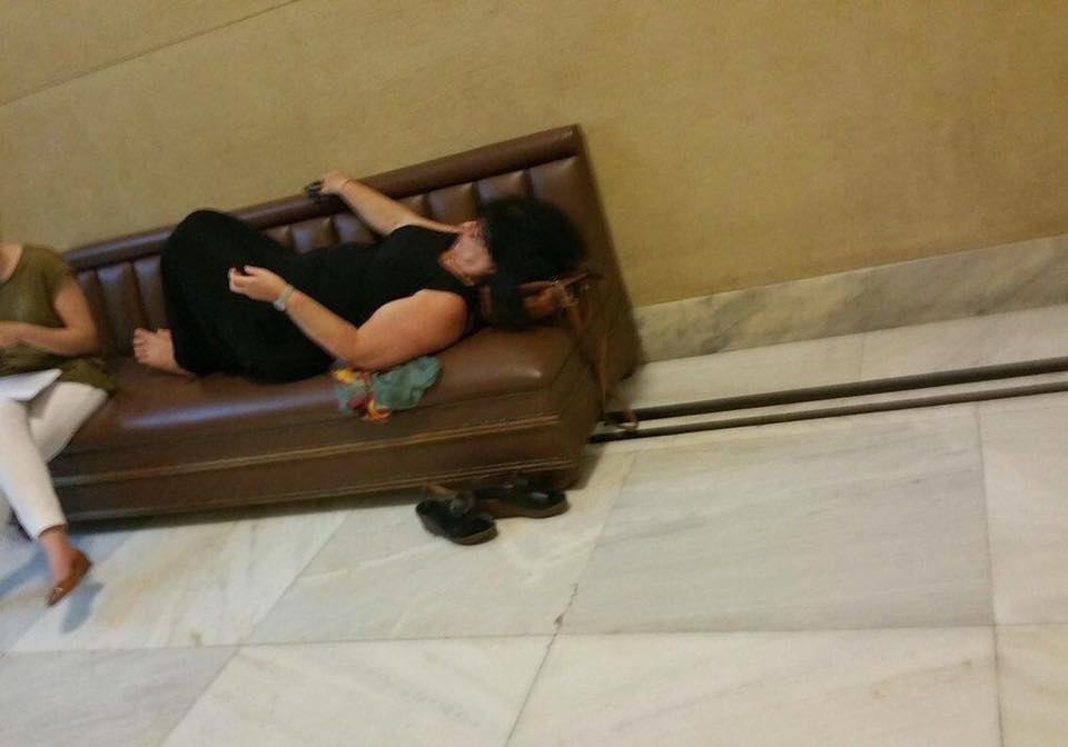 Από καναπέ σε καναπέ η Άννα στη Βουλή