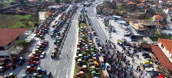 Παραμένουν στα μπλόκα οι αγρότες