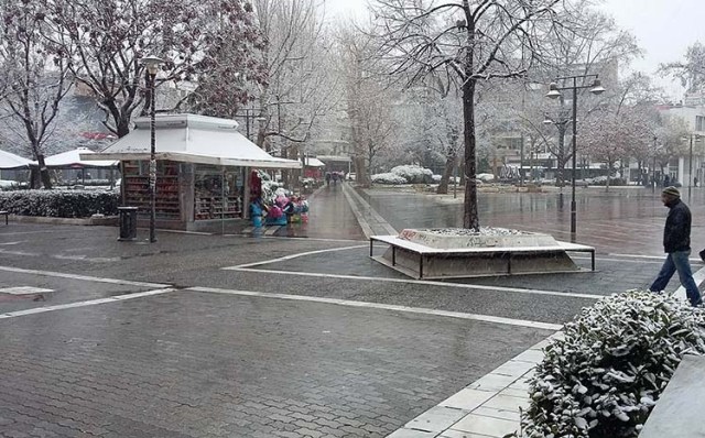 Πυκνώνει η χιονόπτωση στη Λάρισα
