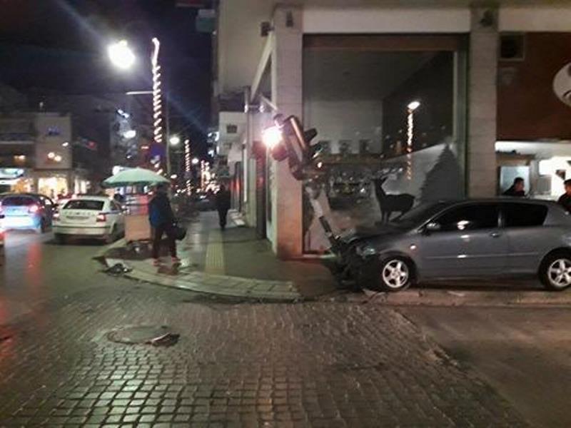 Αυτοκίνητο "γκρέμισε" φανάρι στην Παναγούλη (ΕΙΚΟΝΕΣ)