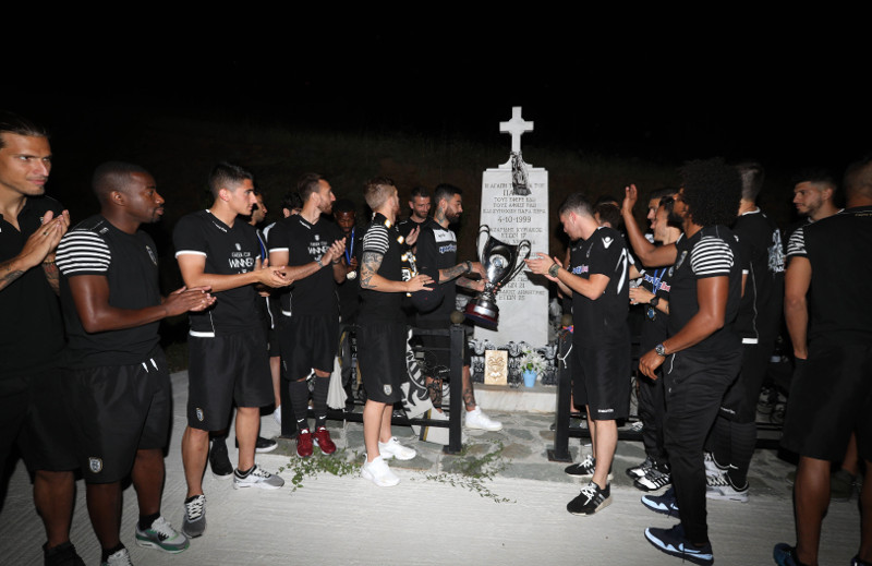 Στο μνημείο στα Τέμπη οι παίκτες του ΠΑΟΚ με το κύπελλο