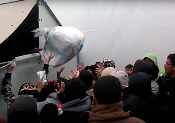 Εικόνες ντροπής: Από μία τρύπα πετάνε φαγητό στους πρόσφυγες του "Ευθυμιόπουλος" (VIDEO)