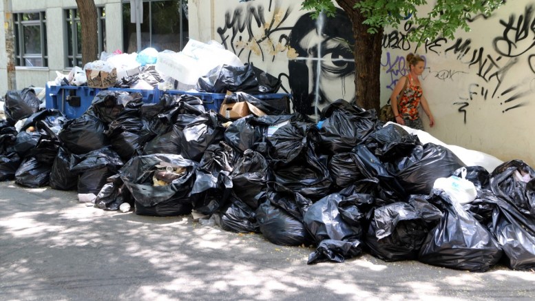 Ο συνδυασμός καύσωνα και σκουπιδιών καθιστά αβίωτη από σήμερα τη Λάρισα