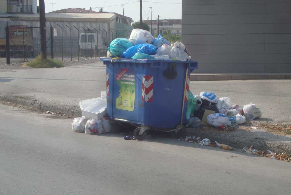 Οδηγίες για τα σκουπίδια δίνει στους πολίτες ο Δήμος Λαρισαίων