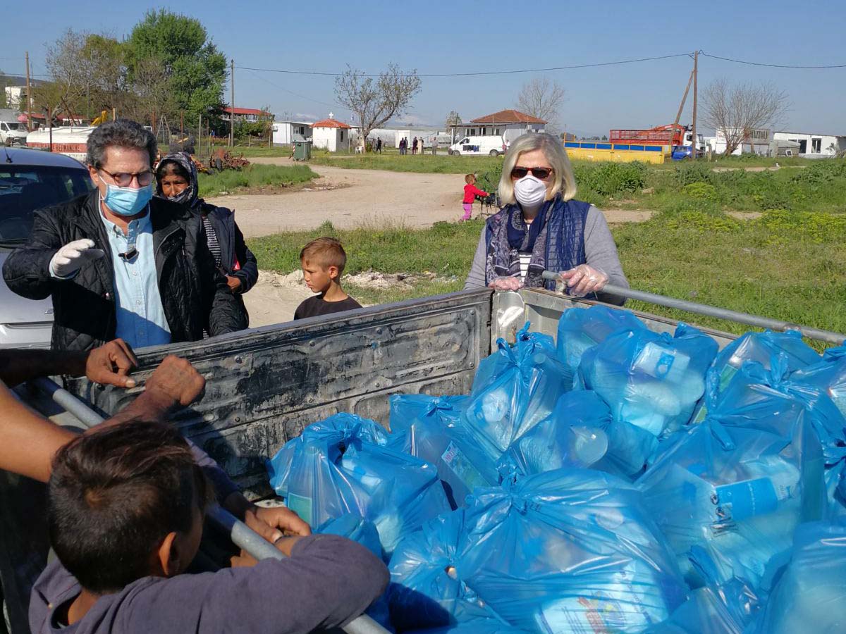 Τρόφιμα σε οικογένειες Ρομά διένειμε ο δήμος Φαρσάλων