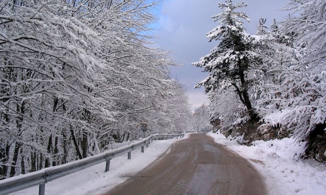Δριμύ ψύχος το πρωί της Τετάρτης – Χιόνισε τη νύχτα στα ορεινά της Θεσσαλίας