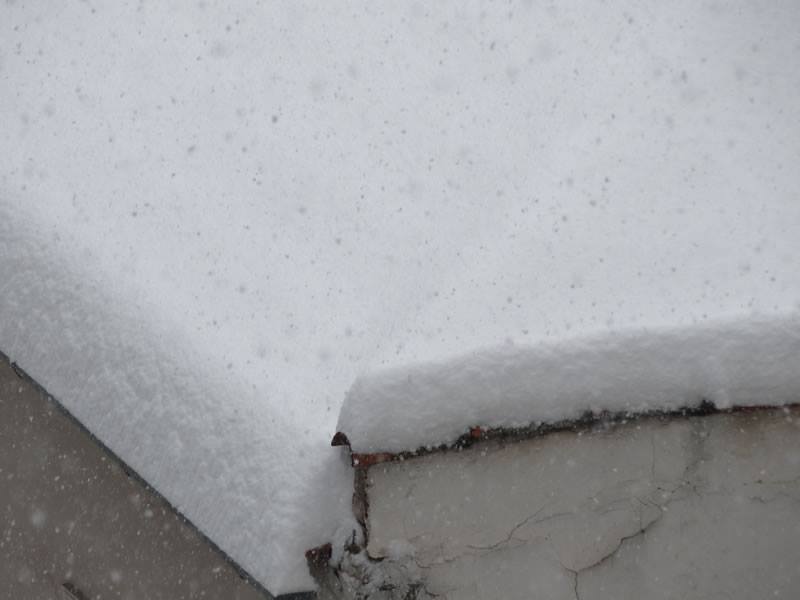 Συνεχίζεται η πυκνή χιονόπτωση στη Λάρισα (ΦΩΤΟ)