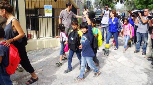 Καλωσορίζουν τα προσφυγόπουλα στα δημοτικά σχολεία Τερψιθέας και στην συνοικία του Αγίου Θωμά