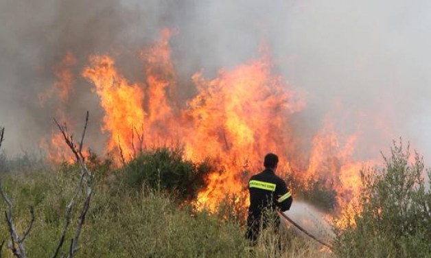 Πυρκαγιά στον Τύρναβο κοντά σε οικισμό ρομά