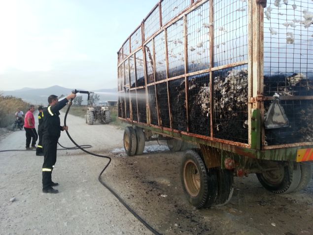 Λάρισα: Φωτιά σε πλατφόρμες με βαμβάκι έξω από εκκοκκιστήριο