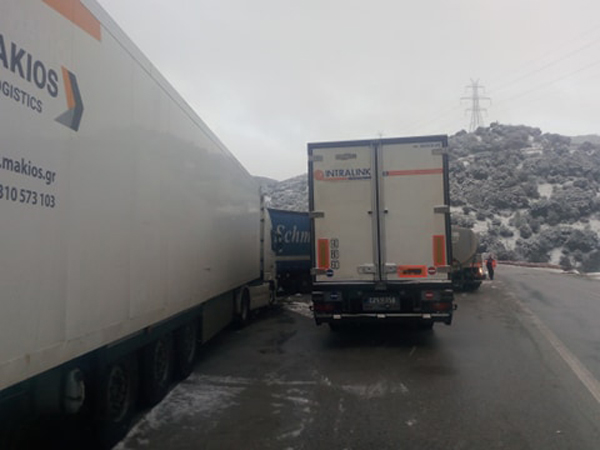 Οδηγοί φορτηγών εγκλωβισμένοι για ώρες στην εθνική οδό Λάρισας – Κοζάνης (φωτο)