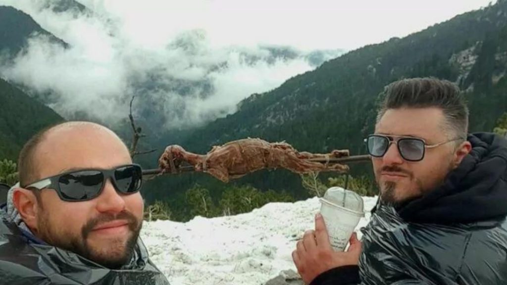 Πάσχα: Οι δύο φίλοι από την Πάτρα που σούβλισαν αρνί στον χιονισμένο Όλυμπο