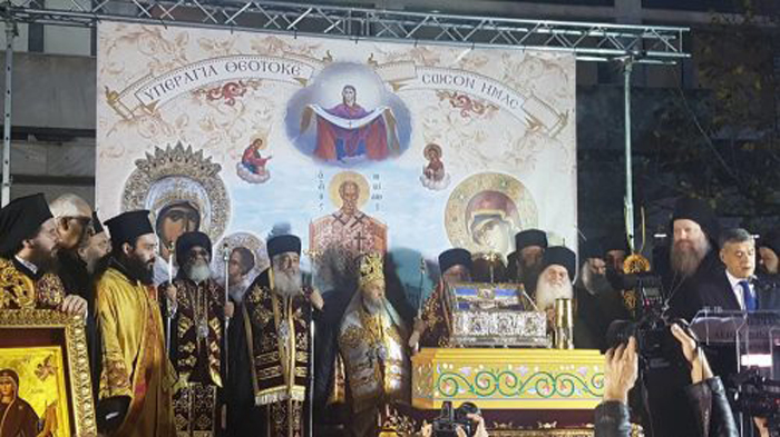 Πλήθος πιστών υποδέχτηκε την Αγία Ζώνη της Παναγίας στη Λάρισα