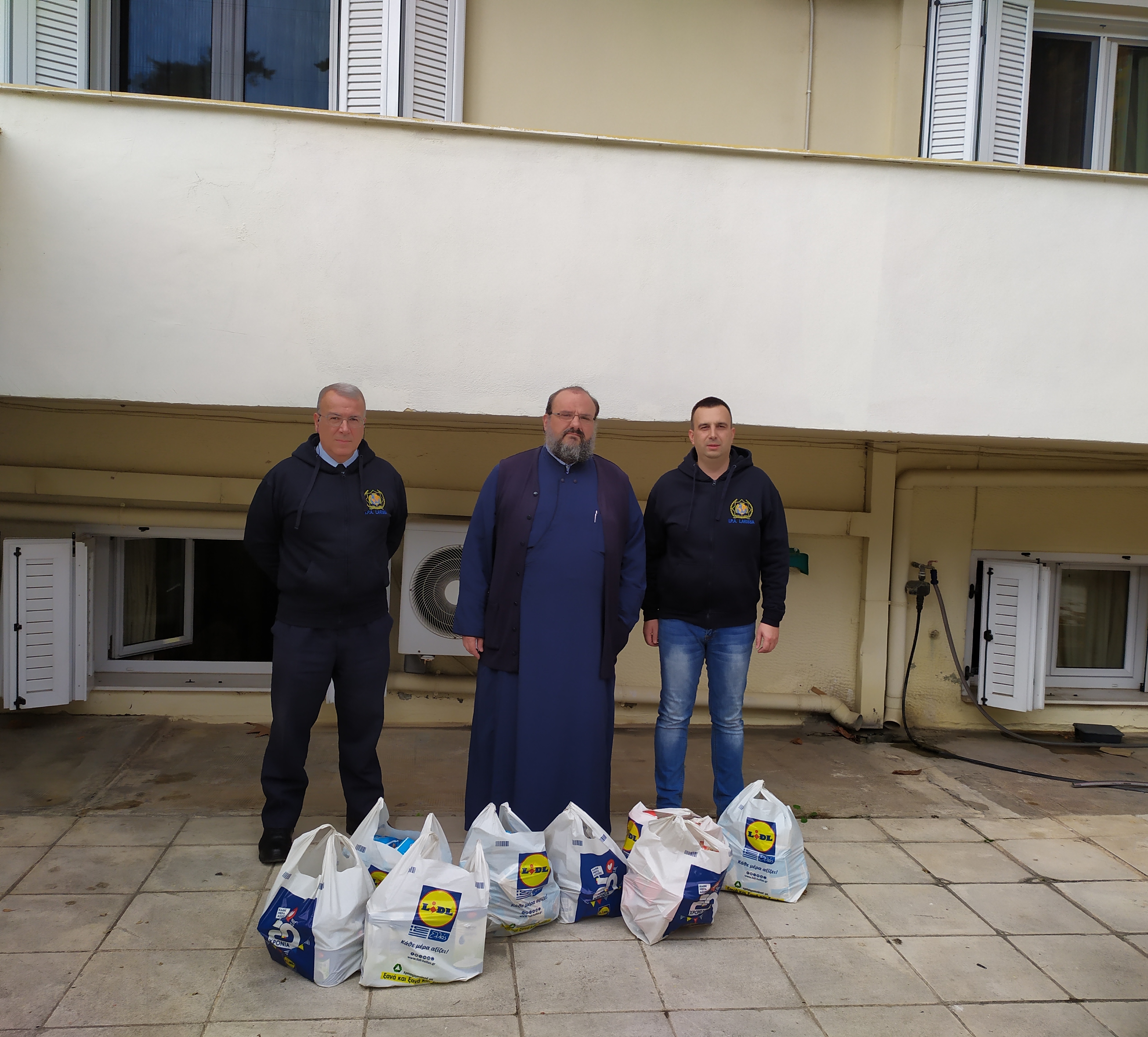 Προσφορά τροφίμων στα συσσίτια της Ιεράς Μητρόπολης Λαρίσης και Τυρνάβου