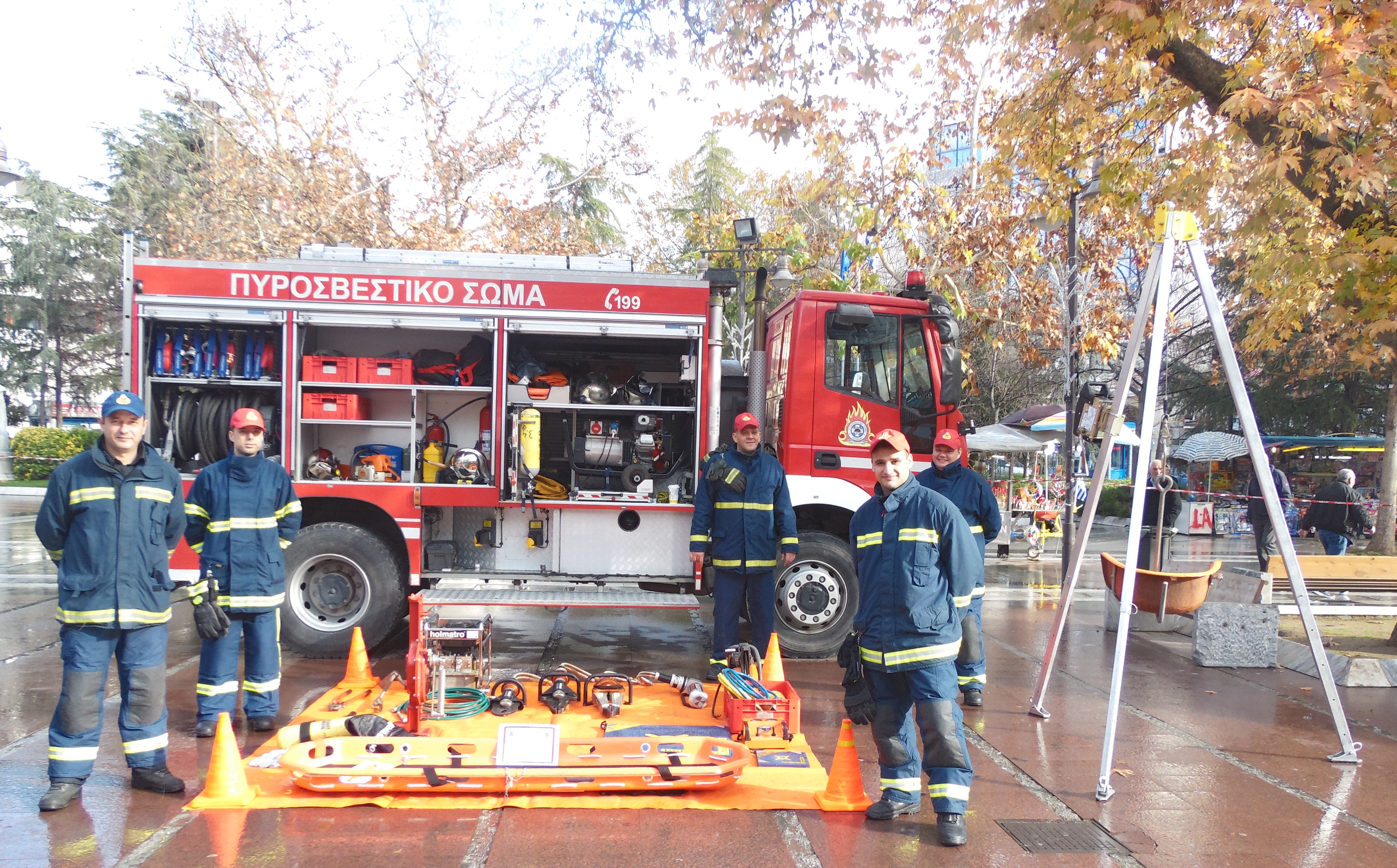 Επίδειξη πυροσβεστικού εξοπλισμού στη Λάρισα 