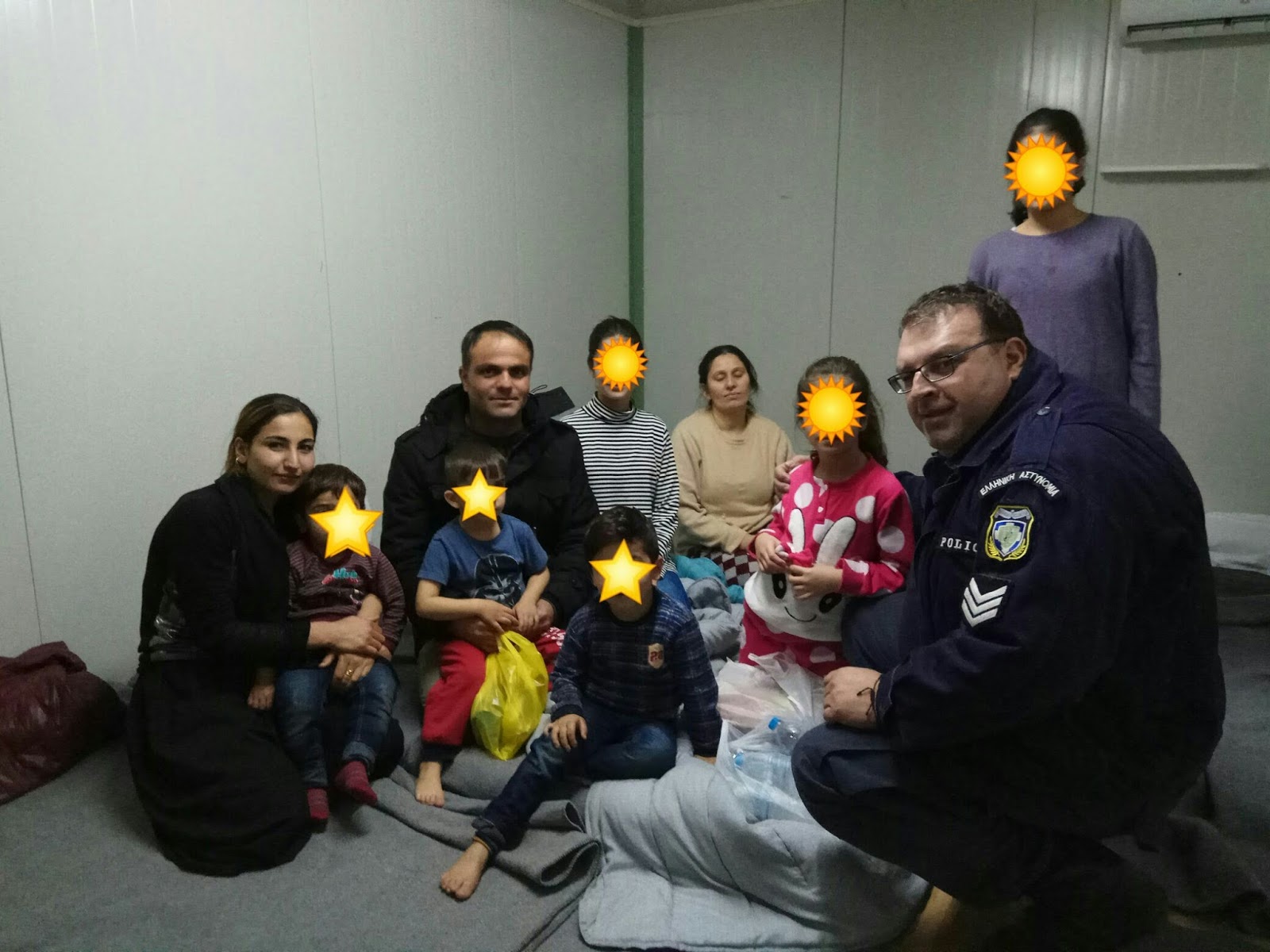 Λαρισαίοι αστυνομικοί στο πλευρό οικογενειών προσφύγων