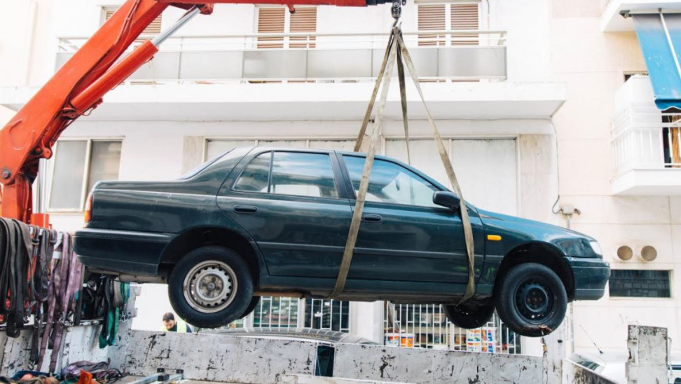 Σκούπα για "ορφανά" οχήματα στη Λάρισα - Τα περισσότερα είναι χωρίς πινακίδες 